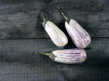 Antika ahşap zemin üzerine patlıcan