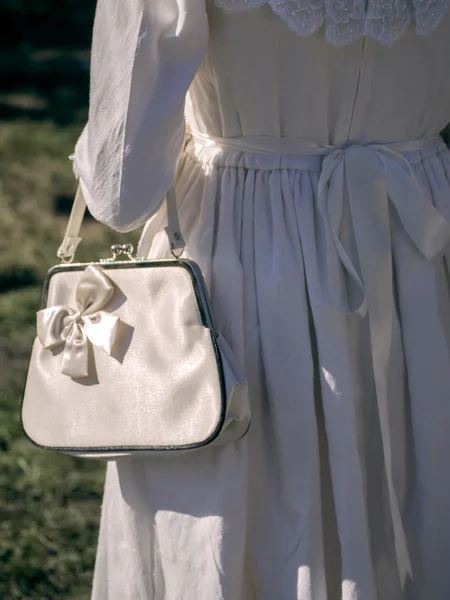 Vrouw in een witte jurk — Stockfoto