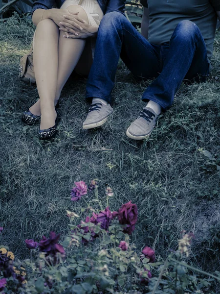 Jovem casal sentado na grama — Fotografia de Stock