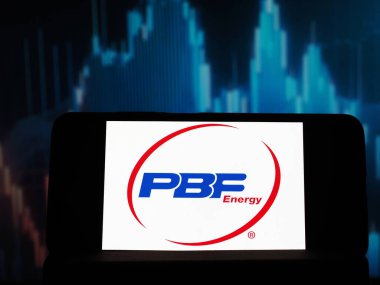 Almanya - 14 Ocak 2026: Bu fotoğraf illüstrasyonunda, PBF Energy Inc. logosu akıllı telefondan gösterildi.
