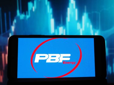 Almanya - 14 Ocak 2026: Bu fotoğraf illüstrasyonunda, PBF Energy Inc. logosu akıllı telefondan gösterildi.