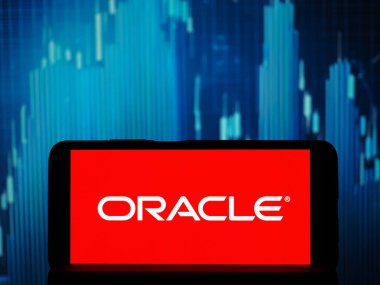 Almanya - 15 Ocak 2026: Bu fotoğraf illüstrasyonunda, Oracle Corporation logosu bir akıllı telefonda sergilenmektedir.