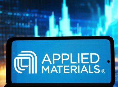 Almanya - 20 Ocak 2026: Bu fotoğraf illüstrasyonunda, Uygulamalı Malzemeler, Inc. logosu akıllı telefondan gösteriliyor.