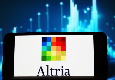 Almanya - 24 Ocak 2026: Bu fotoğraf illüstrasyonunda, Altria Group, Inc. logosu akıllı telefondan sergileniyor.