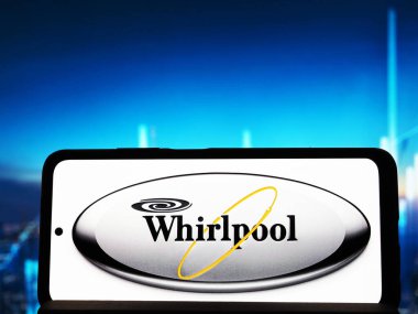 Almanya - 26 Ocak 2026: Bu fotoğraf illüstrasyonunda, Whirlpool Corporation logosu bir akıllı telefonda sergilenmektedir.
