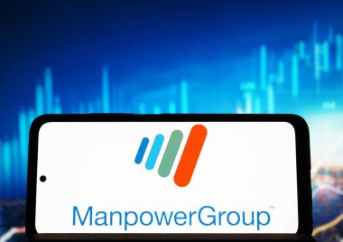 Almanya - 28 Ocak 2026: Bu fotoğraf illüstrasyonunda Manpower Group Inc. logosu akıllı telefondan gösterildi.
