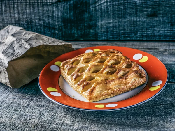 Cake from flaky pastry with apricot jam — Stok fotoğraf