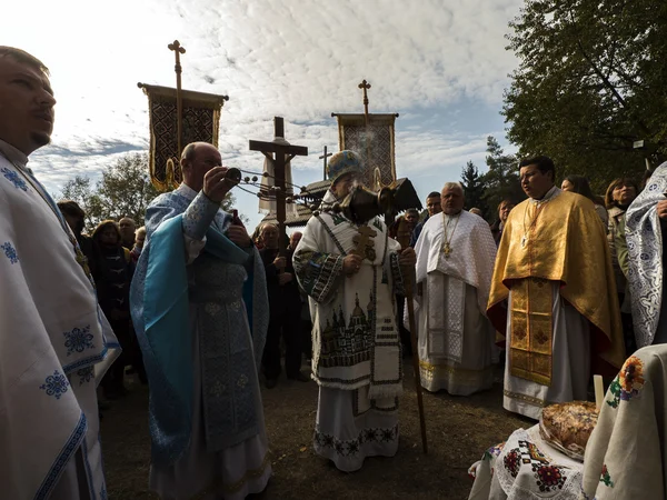 Ukrainische Gläubige feiern den Schutz der heiligen Jungfrau in — Stockfoto