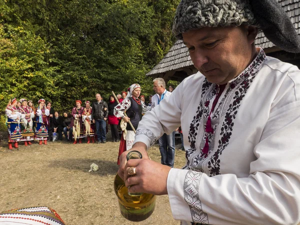 Os crentes ucranianos celebram a Proteção da Virgem Santa em t — Fotografia de Stock