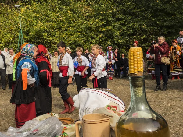 Ukrainische Gläubige feiern den Schutz der heiligen Jungfrau in — Stockfoto