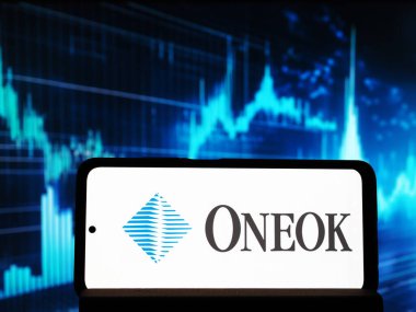 Bu resimde, ONEOK, Inc. logosu akıllı telefondan gösteriliyor.