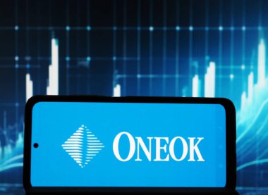 Bu resimde, ONEOK, Inc. logosu akıllı telefondan gösteriliyor.