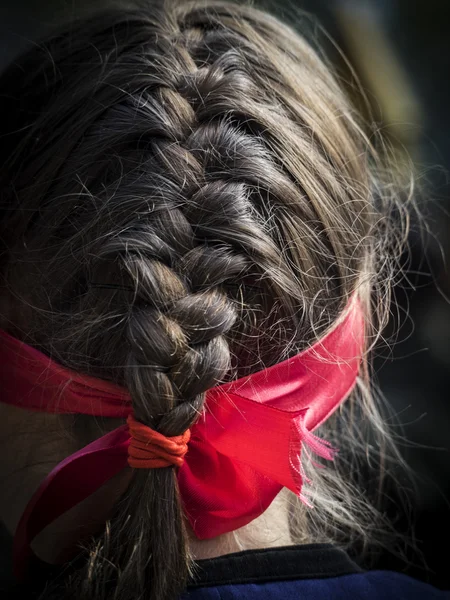 Lazo rojo en el pelo de una mujer —  Fotos de Stock