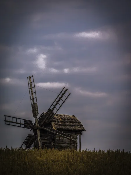 Molino de viento en el fondo — Foto de Stock