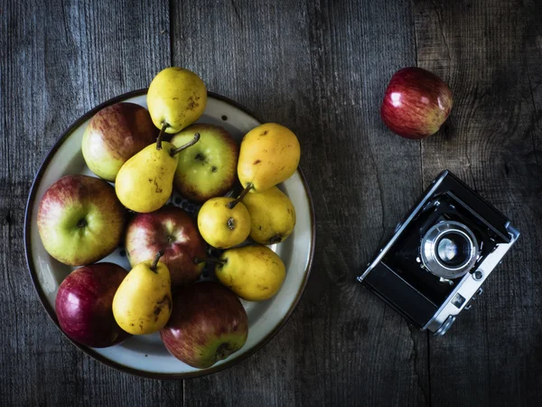 Gruszka i jabłko na drewno — Zdjęcie stockowe