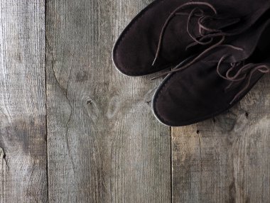 kahverengi süet ayakkabı