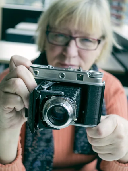 Žena s vinobraní fotoaparát — Stock fotografie