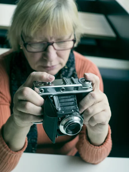 Žena s vinobraní fotoaparát — Stock fotografie