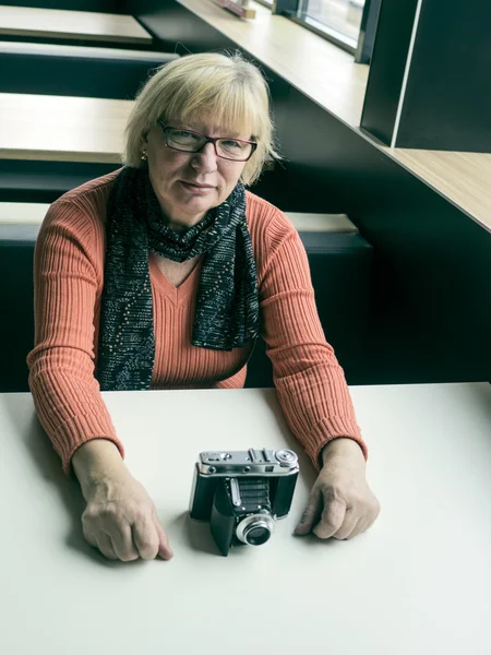 Žena s vinobraní fotoaparát — Stock fotografie