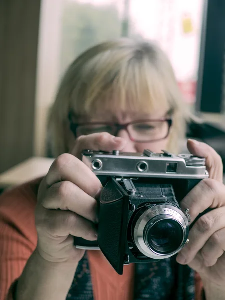 Žena s vinobraní fotoaparát — Stock fotografie