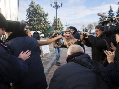 Femen durdurmak Homofobi tarafından üstsüz protesto!
