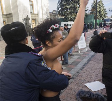 Femen durdurmak Homofobi tarafından üstsüz protesto!