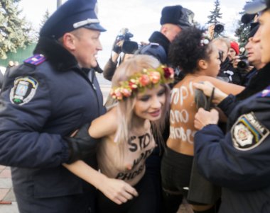 Femen durdurmak Homofobi tarafından üstsüz protesto!