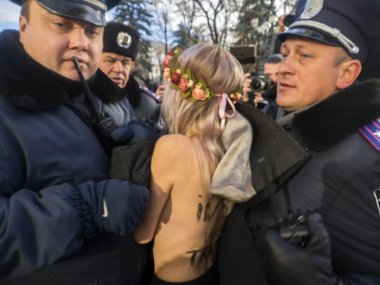 Femen durdurmak Homofobi tarafından üstsüz protesto!