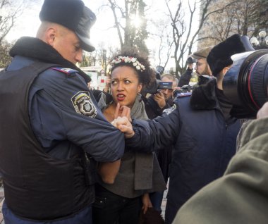 Femen durdurmak Homofobi tarafından üstsüz protesto!