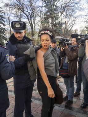Femen durdurmak Homofobi tarafından üstsüz protesto!