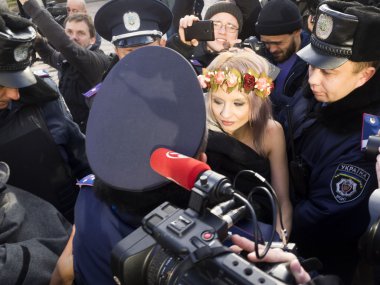 Femen durdurmak Homofobi tarafından üstsüz protesto!