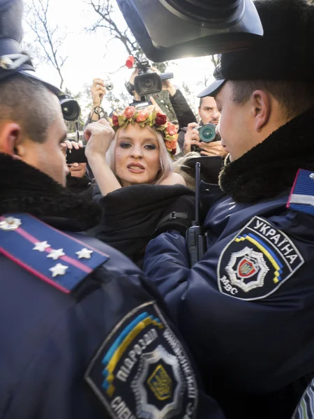 Femen durdurmak Homofobi tarafından üstsüz protesto! — Stok fotoğraf