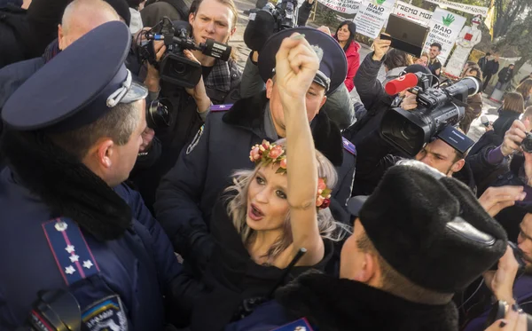 Топлес протест Femen зупинити гомофобія! — стокове фото
