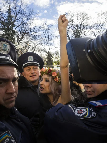 Топлес протест Femen зупинити гомофобія! — стокове фото