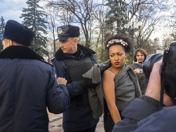 Femen durdurmak Homofobi tarafından üstsüz protesto! — Stok fotoğraf