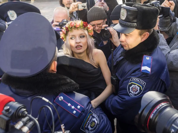 Oben-ohne-Protest von Feministinnen stoppt Homophobie! — Stockfoto