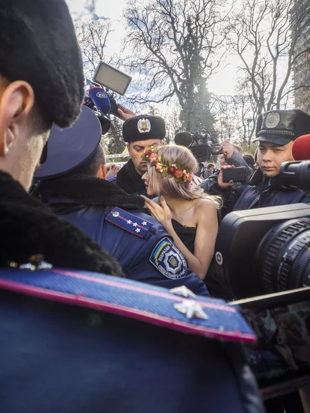 Oben-ohne-Protest von Feministinnen stoppt Homophobie! — Stockfoto