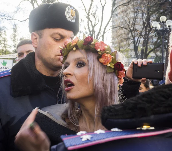 Oben-ohne-Protest von Feministinnen stoppt Homophobie! — Stockfoto