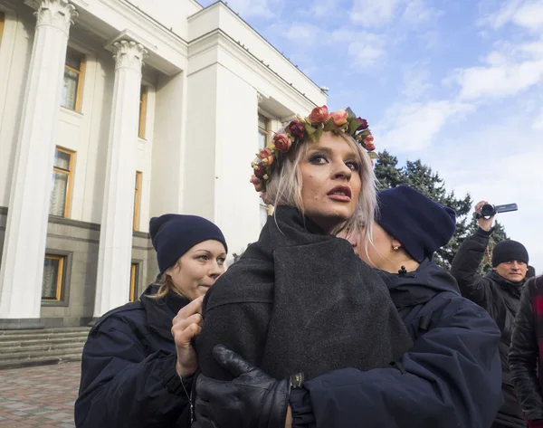 Топлес протест Femen зупинити гомофобія! — стокове фото