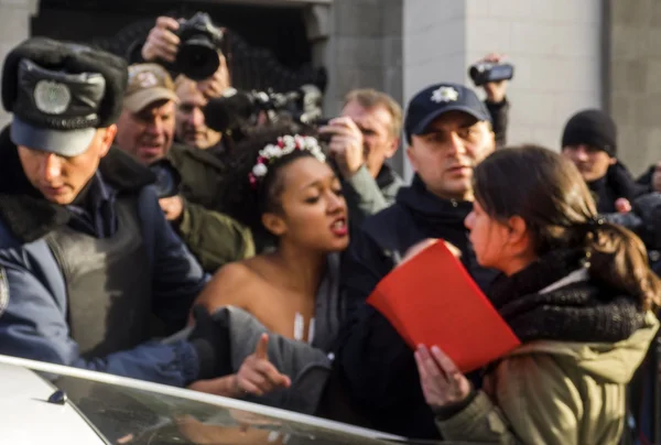 Oben-ohne-Protest von Feministinnen stoppt Homophobie! — Stockfoto