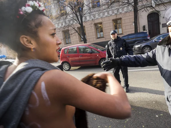 Protesta en topless de FEMEN Alto a la homofobia ! — Foto de Stock