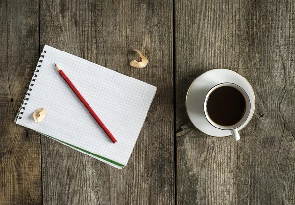 Cuaderno en espiral de papel y taza de café — Foto de Stock