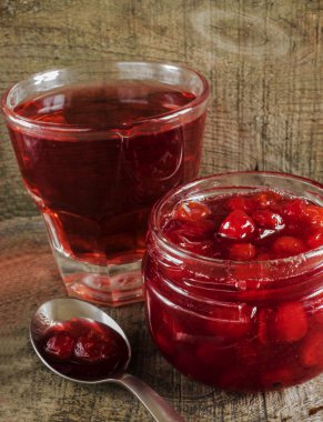 Bir cam kavanoza şekerli kızılcık