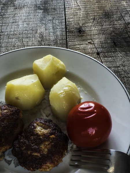 Домашние бургеры, вареная картошка и маринованные помидоры — стоковое фото