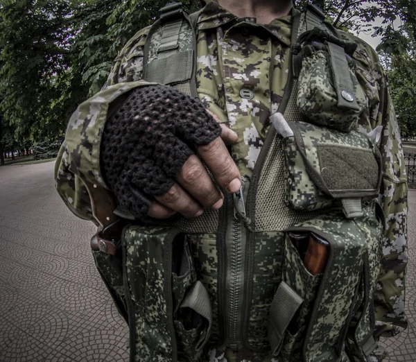 Terrorist holding kalashnikov gun — Stock Photo, Image