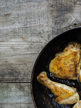 Bir tavada kavrulmuş tavuk uyluk