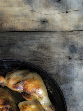 Kızarmış tavuk butları. 