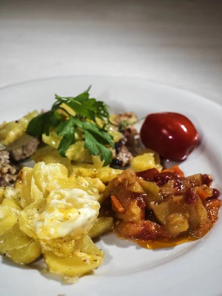 Fleischeintopf mit Kartoffeln und Käse — Stockfoto