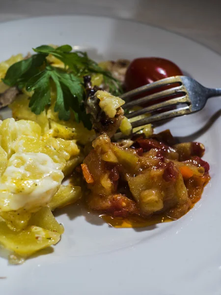 Stufato di carne con patate e formaggio — Foto Stock