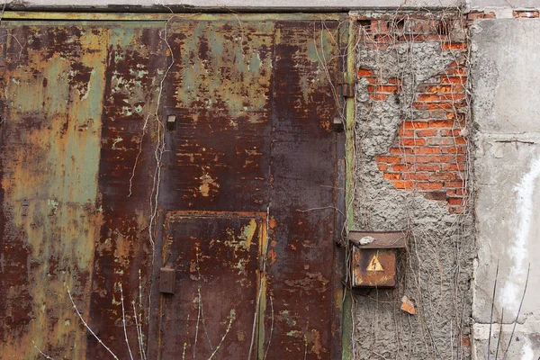 Gevel Van Een Oud Gebouw Met Roestige Poorten — Stockfoto